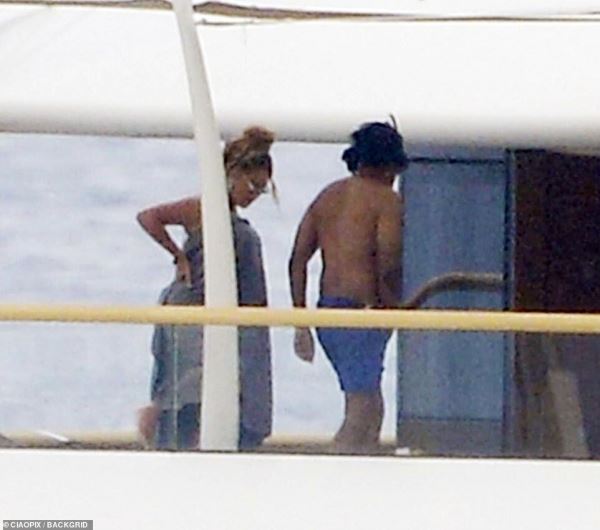 Бейонсе и Jay-Z отдыхают на яхте за 3 млрд евро: как она выглядит изнутри