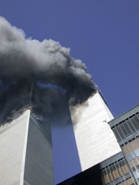 Дым, руины и отчаяние: спецслужбы США показали редкие архивные фото теракта 9/11