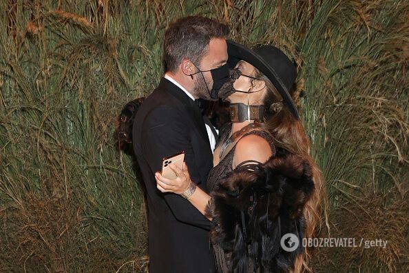Джей Ло и Бен Аффлек страстно поцеловались сквозь маски на Met Gala 2021