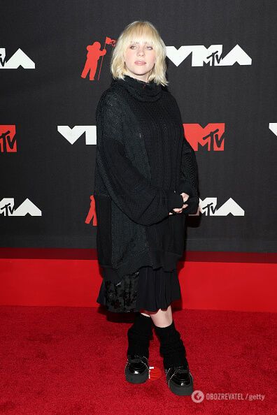 Ни корсетов, ни шелка. Билли Айлиш пришла на MTV Video Music Awards 2021 в "платье-мешке"